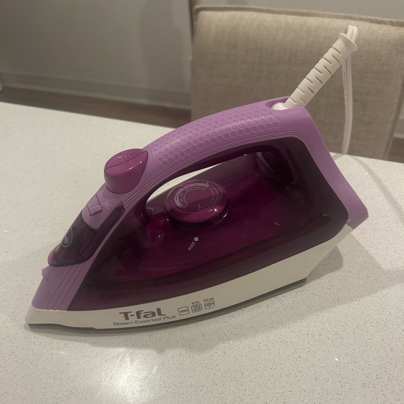 Purple T-fal Steam Essential Iron. Clothing Iron. Laundry care. Barely Used. - Picture 1 of 4
